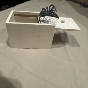 Fake Spider in a Box Prank Gift for Adults Kids,Handmade Wooden Pop Out Scare Su